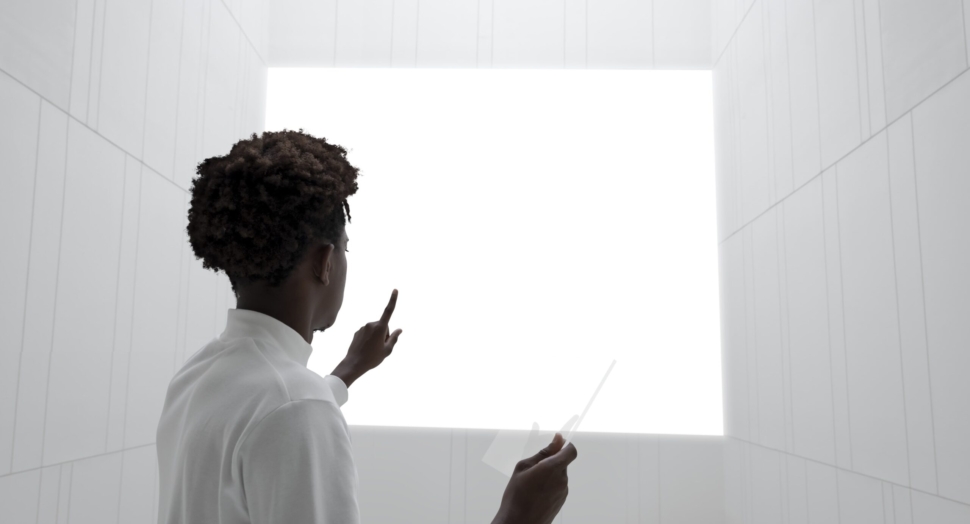 mao-segurando-tela-digital-tablet-transparente-min