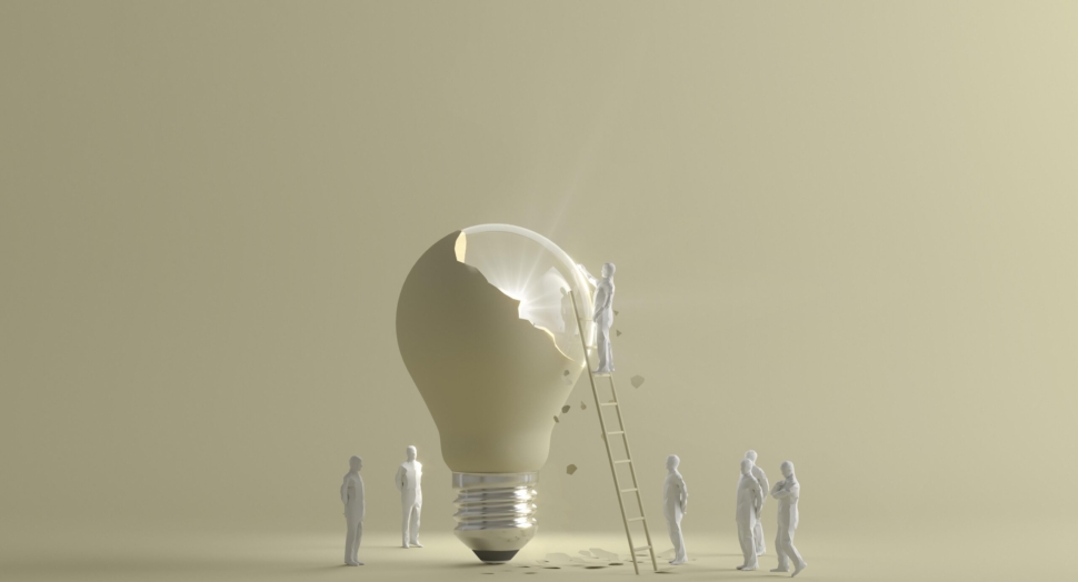 estatuetas-humanas-usando-escada-para-alcancar-lampada-acesa-rachada-como-um-conceito-de-ideia